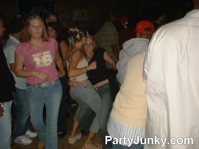 Packed crowd at Coyote Ugly Bar & Grill, Jun 19, 2004