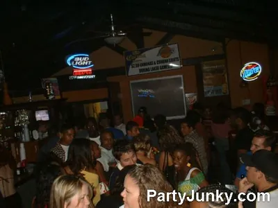 Packed crowd at Coyote Ugly Bar & Grill, Jun 19, 2004