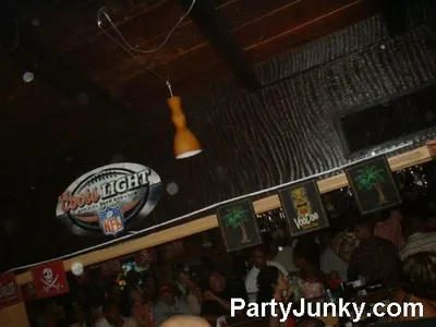 Packed crowd at Coyote Ugly Bar & Grill, Jun 19, 2004