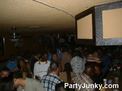 Packed crowd at Coyote Ugly Bar & Grill, Jul 3, 2004