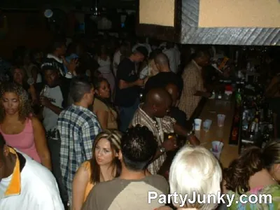 Packed crowd at Coyote Ugly Bar & Grill, Jul 3, 2004