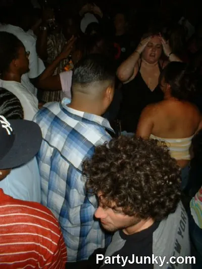 Packed crowd at Coyote Ugly Bar & Grill, Jul 3, 2004