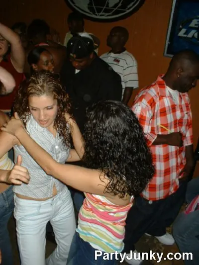 Packed crowd at Coyote Ugly Bar & Grill, Jul 3, 2004