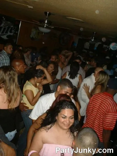 Packed crowd at Coyote Ugly Bar & Grill, Jul 3, 2004
