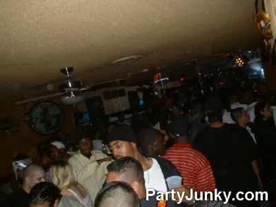 Packed crowd at Coyote Ugly Bar & Grill, Jul 3, 2004