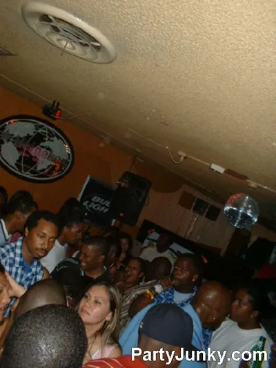 Packed crowd at Coyote Ugly Bar & Grill, Jul 3, 2004