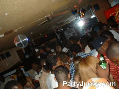 Packed crowd at Coyote Ugly Bar & Grill, Jul 3, 2004