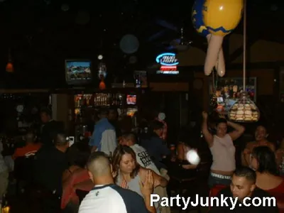 Packed crowd at Coyote Ugly Bar & Grill, Jul 3, 2004