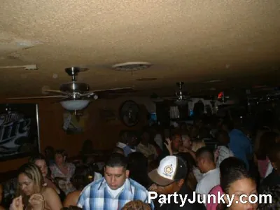 Packed crowd at Coyote Ugly Bar & Grill, Jul 3, 2004