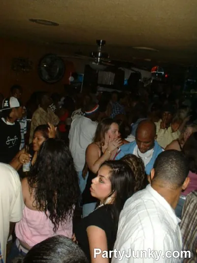 Packed crowd at Coyote Ugly Bar & Grill, Jul 3, 2004