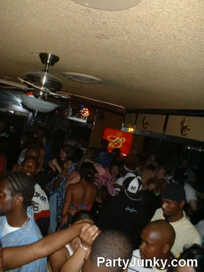 Packed crowd at Coyote Ugly Bar & Grill, Jul 3, 2004