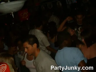 Packed crowd at Coyote Ugly Bar & Grill, Jul 10, 2004