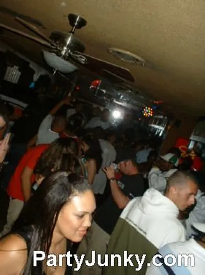 Packed crowd at Coyote Ugly Bar & Grill, Jul 31, 2004