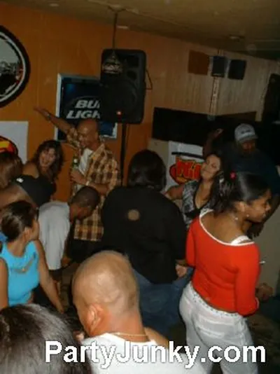 Packed crowd at Coyote Ugly Bar & Grill, Jul 31, 2004