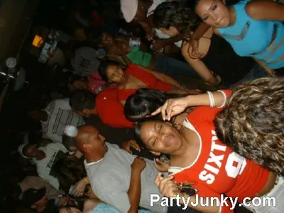 Packed crowd at Coyote Ugly Bar & Grill, Jul 31, 2004