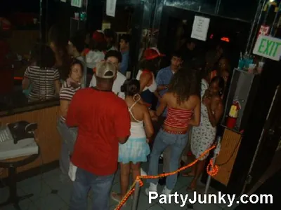 Packed crowd at Sopranos Night Club, Aug 13, 2004